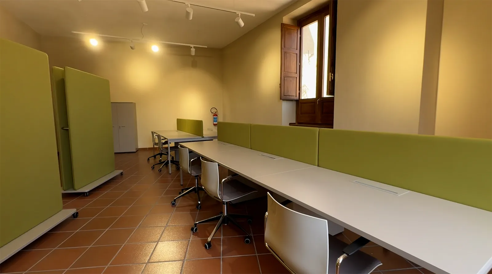sala_cooworking_casadelleculture_cosenza_04